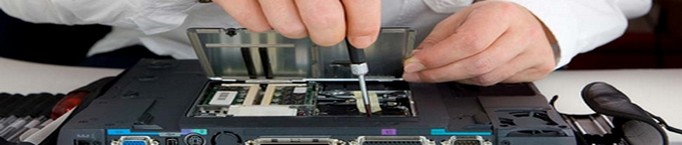 Technicien réparant un pc portable - Informatique34500 Béziers